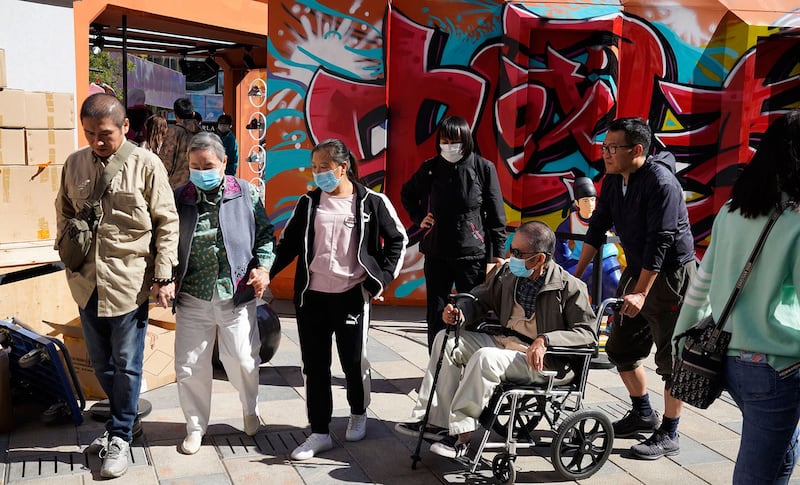 中国二十年后,平均5名老人对应一名30岁以下的年轻人。这是人类史上从未见过的超级老龄化社会。考验医疗、药物、养老、人工智能等社会保障安全网。(美联社资料图片)