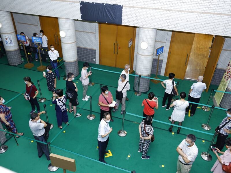 是次選舉結果，14個直選議席建制派贏11席，非建制派只有3席。（美聯社圖片）